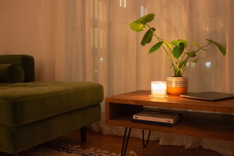 Tips for Creating a Cozy and Inviting Living Room Atmosphere at Home